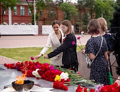 В День памяти и скорби благовещенцы возложили цветы к памятнику воинам-амурцам