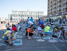 В День защиты детей маленькие благовещенцы рисовали на асфальте