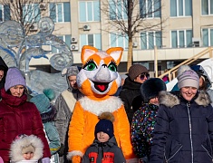 На площади Ленина для детей провели праздник со сказочными персонажами