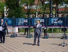 Мэр Благовещенска в День России вручил паспорта 13 юным благовещенцам