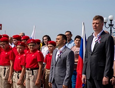 Мэр Благовещенска в День России вручил паспорта 13 юным благовещенцам