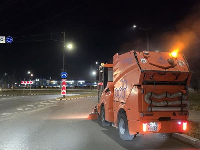 В Благовещенске ночью пропылесосили Калининское и Театральное кольцо 