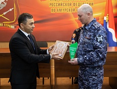 Мэр Благовещенска Олег Имамеев вручил кубок наставника месяца Виктору Ныркову