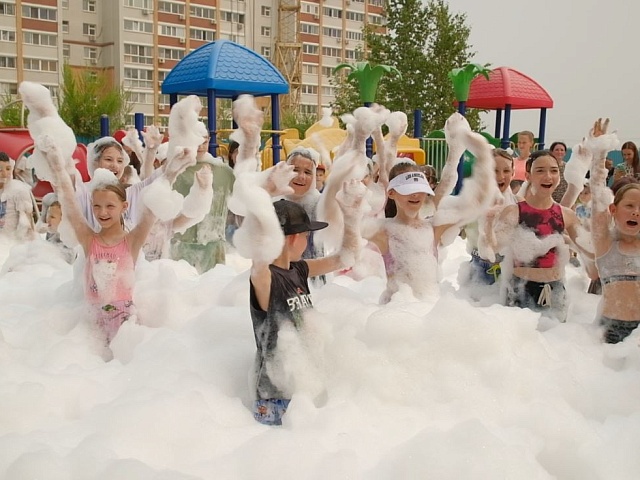 «А у нас во дворе»: на одной из благовещенских детских площадок организовали веселые забавы