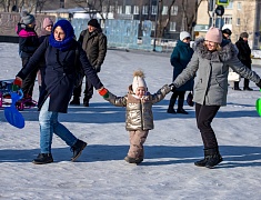 На площади Ленина для детей провели праздник со сказочными персонажами