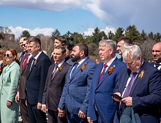 Копию Знамени Победы подняли на флагшток в Благовещенске в преддверии 9 Мая