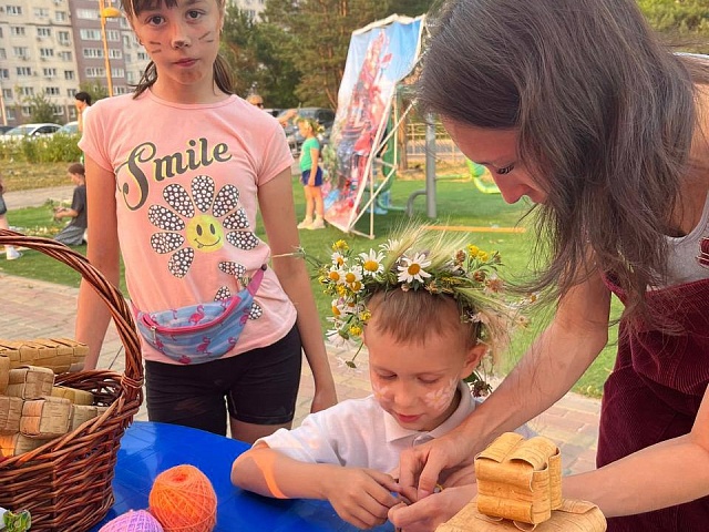 Семейные ромашки, веночки и рисунки на асфальте: сквер на Зеленой и детская площадка в Белогорье собрали благовещенцев на праздник