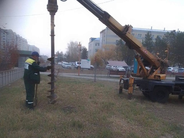 В сквере на улице Зелёной в Благовещенске готовят посадочные места для новых растений