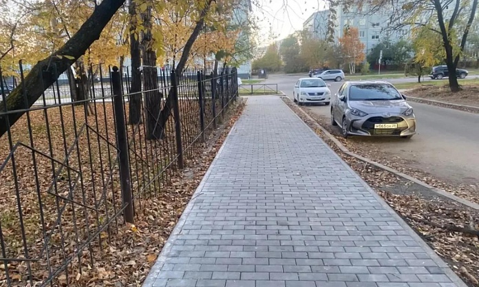 В Благовещенске обновили тротуар рядом с 1-м корпусом школы № 16