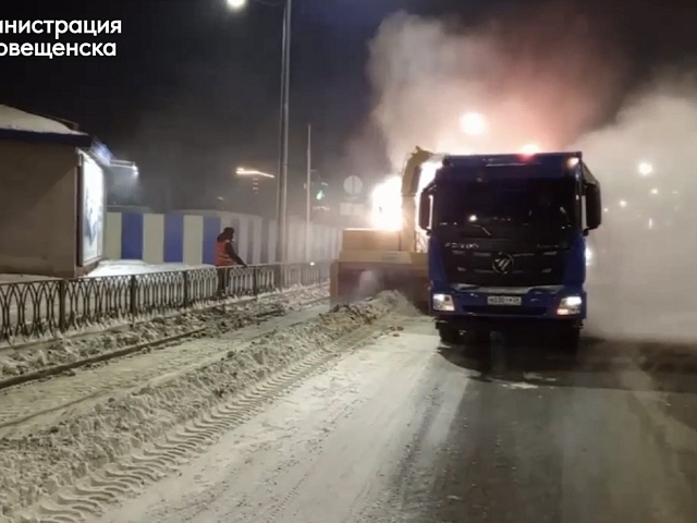 Снежные валы с улиц Благовещенска  убирает новая техника
