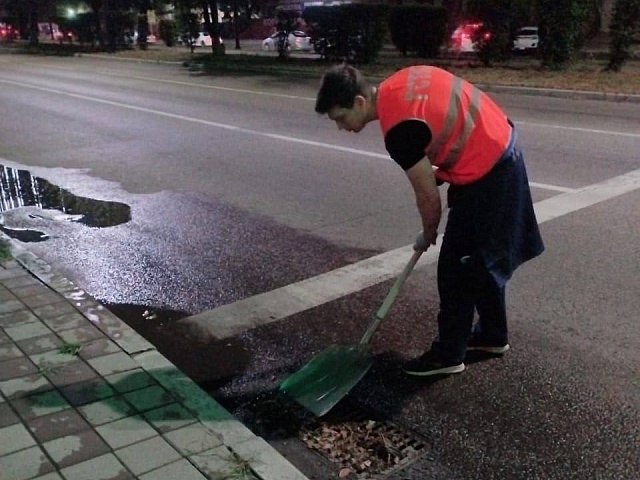 Ночью на городских магистралях чистили дождеприемные колодцы