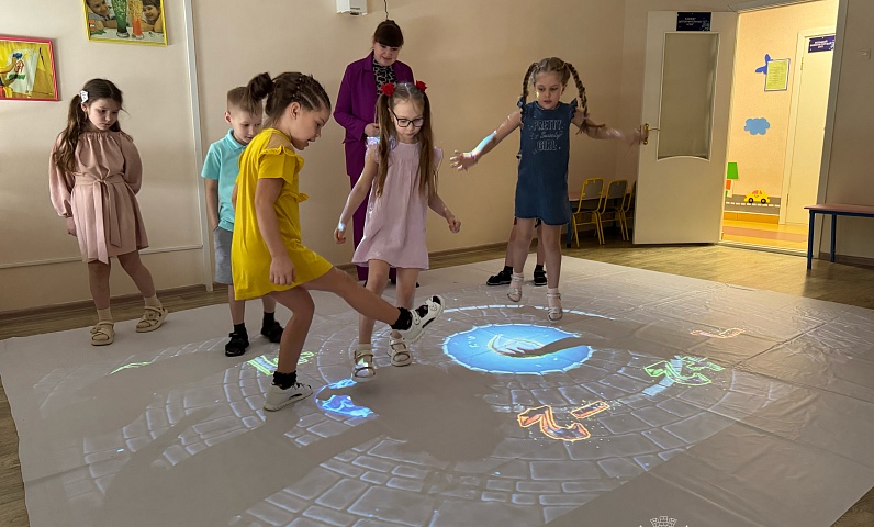 Воспитанники одного из благовещенских детсадов осваивают «умный» пол  