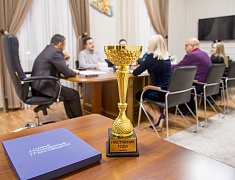 Олег Имамеев вручил награду наставнику месяца Евгению Пушкареву
