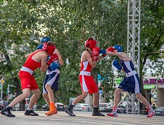 Абсолютный чемпион мира по боксу Дмитрий Бивол встретился с благовещенцами