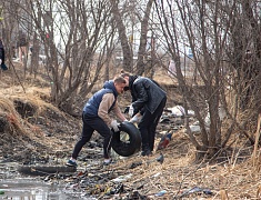 Мэр Благовещенска Олег Имамеев вместе с фан-клубом города очистил еще одну городскую территорию