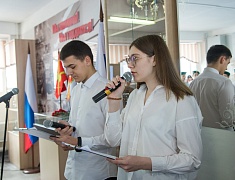 В школе № 10 открыли "Уголок памяти Героя" и установили "Парту Героя"