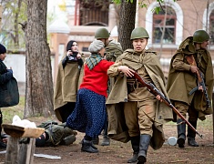 Реконструкцию боя Великой Отечественной войны показали гостям Городского парка в День Победы