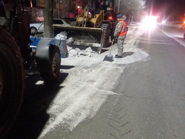 В Благовещенске ГСТК очистит дорогу от снежного наката возле спортивного комплекса АмГУ