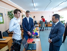 Мэр Благовещенска Олег Имамеев посетил выставку "Дня детских изобретений" в 16 школе
