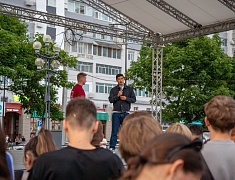 Абсолютный чемпион мира по боксу Дмитрий Бивол встретился с благовещенцами