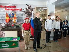 В школе № 10 открыли "Уголок памяти Героя" и установили "Парту Героя"