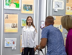 В областной библиотеке открыли выставку рисунков и подвели итоги конкурса «Нам дороги эти позабыть нельзя»