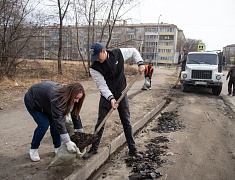 Мэр Благовещенска Олег Имамеев вместе с фан-клубом города очистил еще одну городскую территорию
