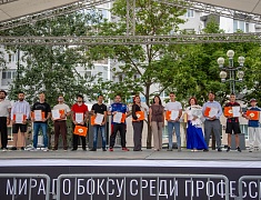 Абсолютный чемпион мира по боксу Дмитрий Бивол встретился с благовещенцами