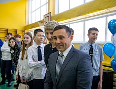 Мэр Благовещенска Олег Имамеев посетил выставку "Дня детских изобретений" в 16 школе