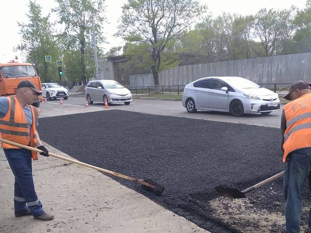 В Благовещенске с начала месяца отремонтировали более 300 квадратных метров асфальта