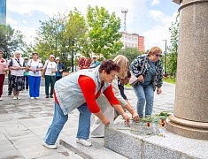  В Благовещенске возложили цветы к памятнику Валерия Приёмыхова