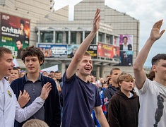 Абсолютный чемпион мира по боксу Дмитрий Бивол встретился с благовещенцами