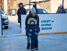 Хоккею с мячом учили ребят из благовещенского двора на Зейской