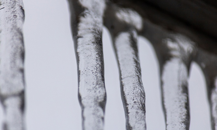 Не парковаться под карнизами и держаться подальше от зданий: как обезопасить себя от сосулек