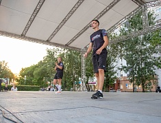 Абсолютный чемпион мира по боксу Дмитрий Бивол встретился с благовещенцами
