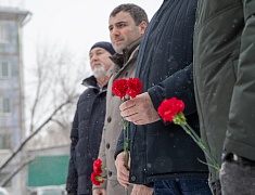 В День Героев России мэр Олег Имамеев и городские депутаты возложили цветы к памятнику Юрию Кузнецова