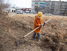 Мэр Благовещенска Олег Имамеев вместе с фан-клубом города очистил еще одну городскую территорию