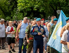 В Благовещенске в день ВДВ почтили память воинов-десантников