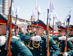 В амурской столице в преддверии Дня Победы подняли Копию Знамени Победы