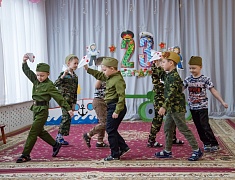 Ко Дню защитника Отечества в благовещенском детском саду подготовили выставку и спектакль для пап