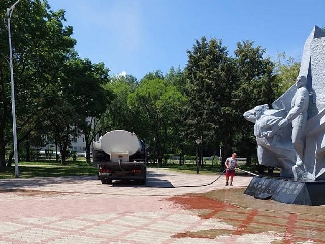 В Благовещенске ГСТК «умыли» скверы 