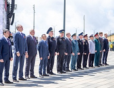 Копию Знамени Победы подняли на флагшток в Благовещенске в преддверии 9 Мая