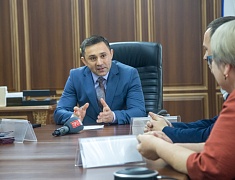 Мэр Олег Имамеев наградил победителей конкурса "Снежная открытка 2022" 