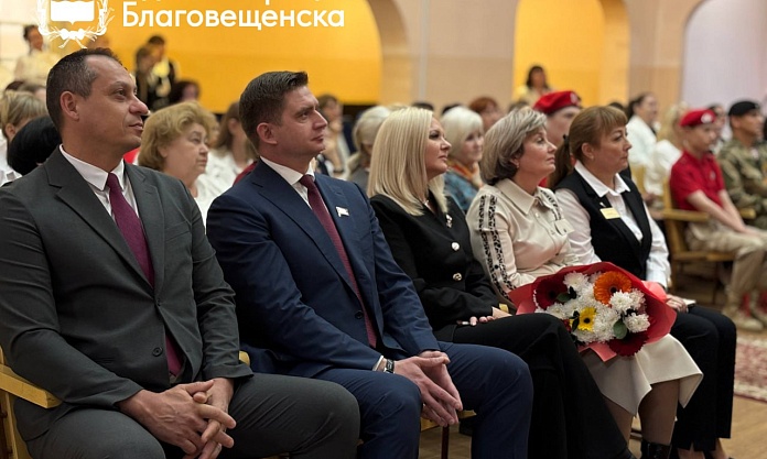 25 лет в ногу со временем: самая молодая школа Благовещенска отметила юбилей 