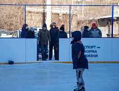 Хоккею с мячом учили ребят из благовещенского двора на Зейской