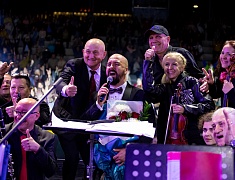 С днём рождения Благовещенск поздравили солист музыкального театра «Геликон-опера» Дмитрий Янковский и оркестр «АмурДжазБэнд»