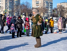 На площади Ленина для детей провели праздник со сказочными персонажами
