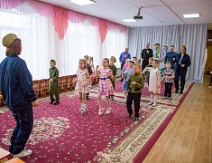 Ко Дню защитника Отечества в благовещенском детском саду подготовили выставку и спектакль для пап