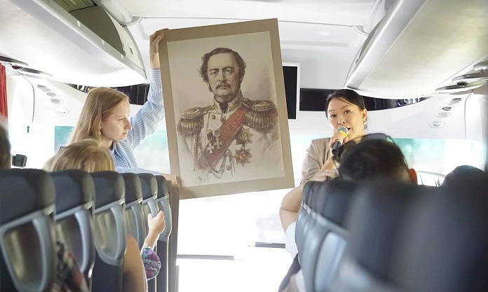 «Наш, Амурский!»: в Благовещенске впервые прошла автобусно‑пешеходная экскурсия‑выставка к 217‑летию Муравьёва‑Амурского