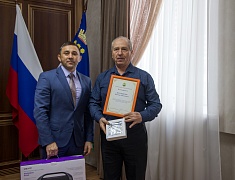 Мэр Олег Имамеев наградил победителей конкурса "Снежная открытка 2022" 